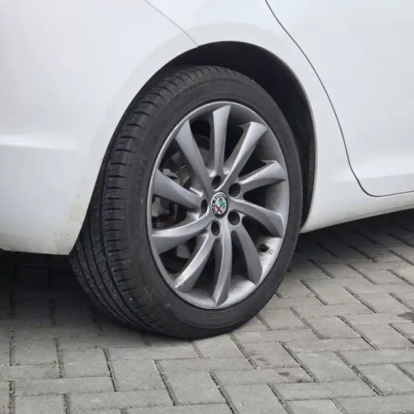Alfa Romeo Giulietta 2016 - 10950 EUR, 172955 km - AUTO.MOTO.pt - 172955km - foto 9 de 32