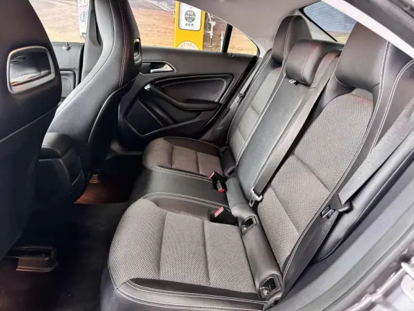 Mercedes-Benz CLA 180 2018 - 21500 EUR, 179900 km - AUTO.MOTO.pt - 179900km - foto 19 de 25