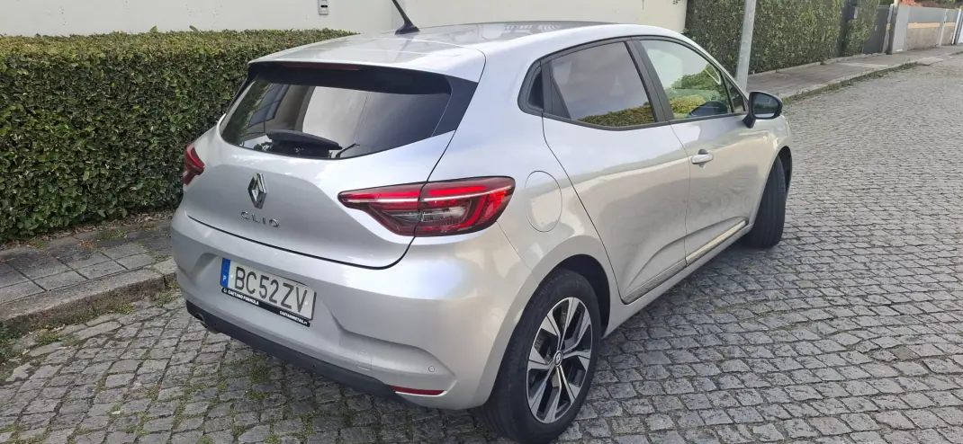 Renault Clio 2023 - 14500 EUR, 67000 km - 67000km - foto 2 de 8