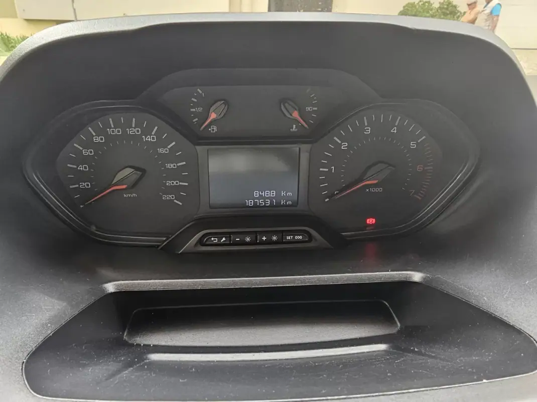 Peugeot Partner 1.5 BlueHDI Pro Longa 3L 2020 - 12900 EUR, 187531 km - AUTO.MOTO.pt - 187531km - foto 11 de 13