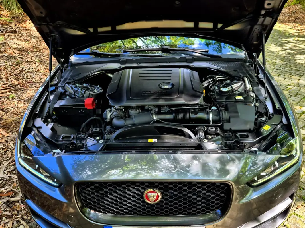 Jaguar XE 2015 - 14250 EUR, 184000 km - AUTO.MOTO.pt - 184000km - foto 18 de 23