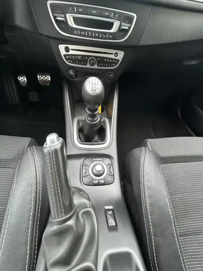 Renault Mégane Sport Tourer 2011 - 7500 EUR, 268066 km - AUTO.MOTO.pt - 268066km - foto 15 de 21