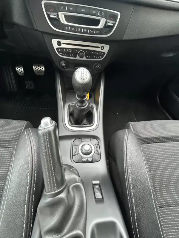 Renault Mégane Sport Tourer 2011 - 7500 EUR, 268066 km - AUTO.MOTO.pt - 268066km - foto 15 de 21