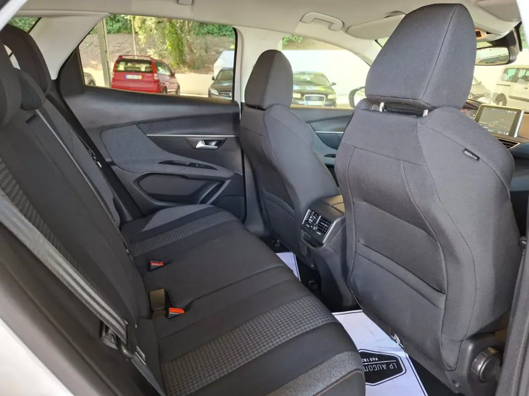 Peugeot 3008 2019 - 19900 EUR, 73744 km - 73744km - foto 18 de 23
