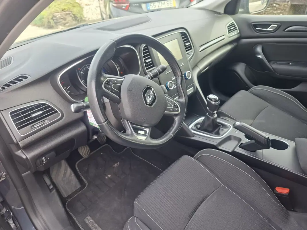 Renault Mégane Sport Tourer 2017 - 11530 EUR, 167840 km - AUTO.MOTO.pt - 167840km - foto 4 de 31