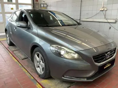 Volvo V40 2015 - 10500 EUR, 143407 km - AUTO.MOTO.pt - 143407km - foto 2 de 7