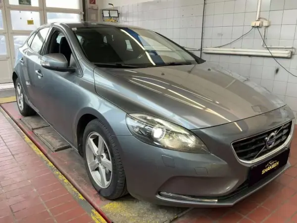 Volvo V40 2015 - 10500 EUR, 143407 km - AUTO.MOTO.pt - 143407km - foto 2 de 7