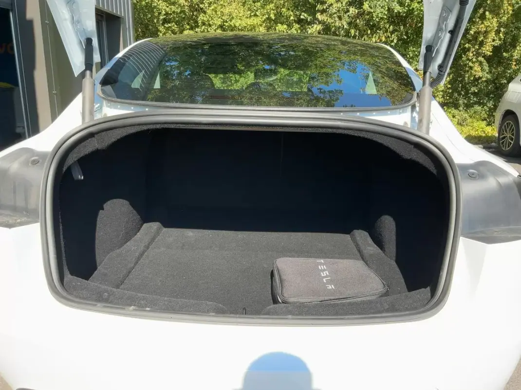 Tesla Model 3 2024 - 35900 EUR, 56621 km - 56621km - foto 13 de 15