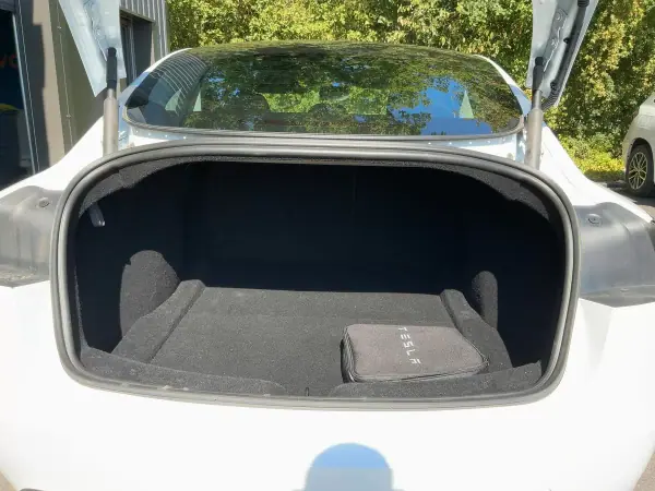 Tesla Model 3 2024 - 35900 EUR, 56621 km - 56621km - foto 13 de 15