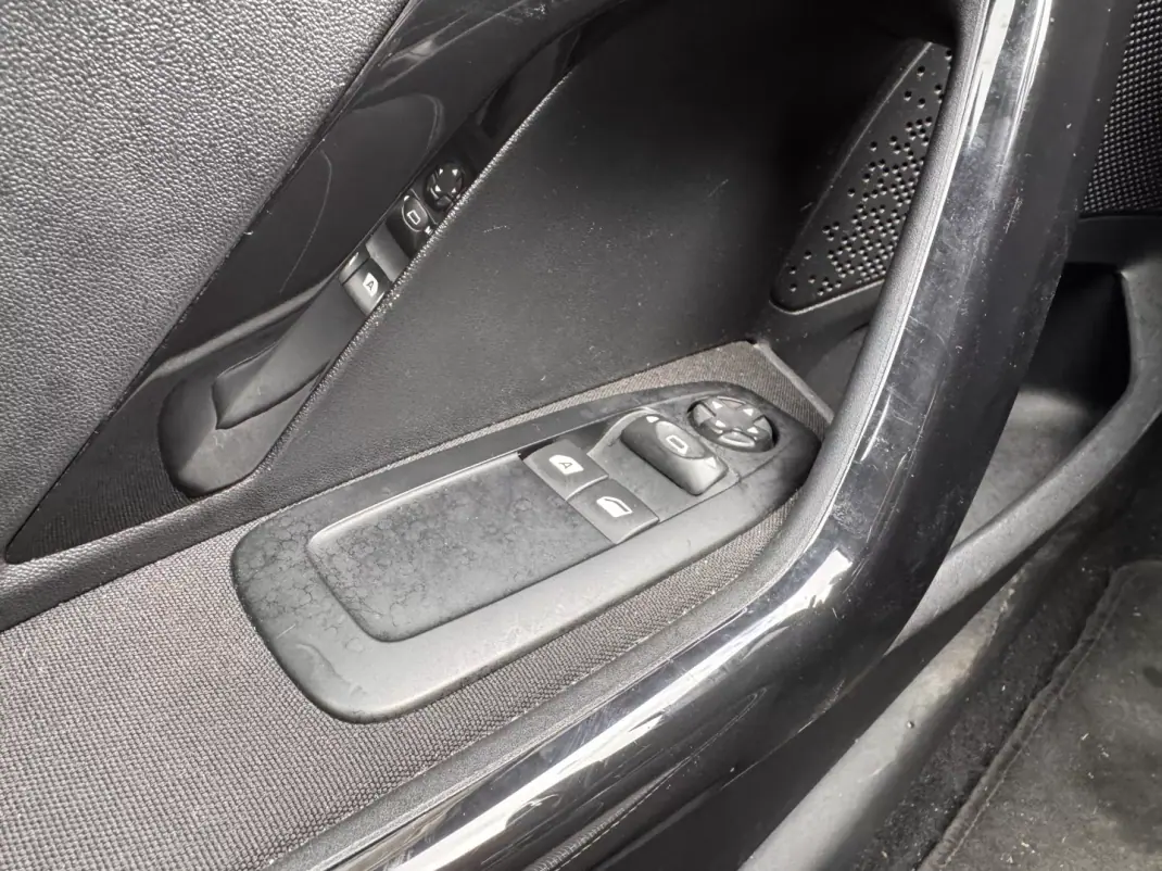 Peugeot 208 2016 - 9900 EUR, 90526 km - AUTO.MOTO.pt - 90526km - foto 14 de 22