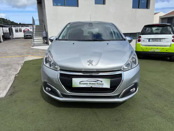 Peugeot 208 2017 - 11990 EUR, 95200 km - AUTO.MOTO.pt - 95200km - foto 2 de 12