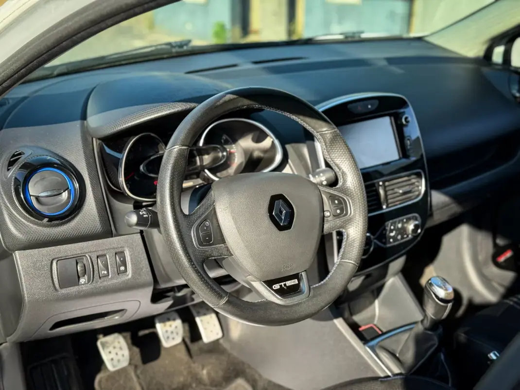 Renault Clio 2017 - 10500 EUR, 107000 km - AUTO.MOTO.pt - 107000km - foto 5 de 12