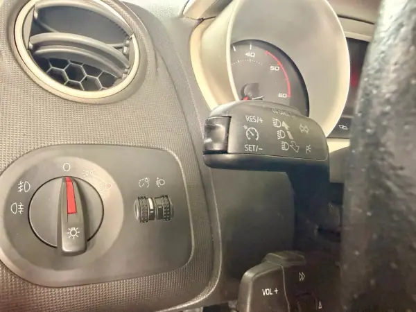 SEAT Ibiza 2011 - 7450 EUR, 207141 km - AUTO.MOTO.pt - 207141km - foto 13 de 15