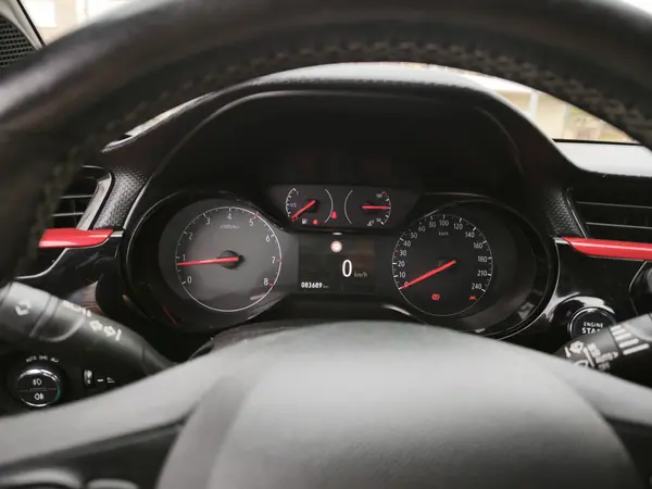 Opel Corsa 2019 - 11000 EUR, 83700 km - AUTO.MOTO.pt - 83700km - foto 4 de 6