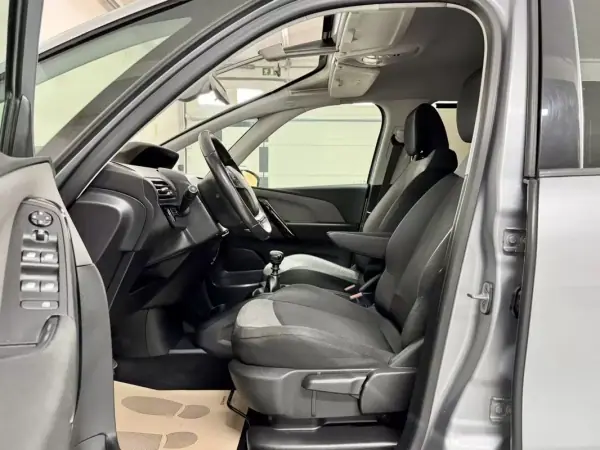 Citroën C4 Grand Picasso 2018 - 11500 EUR, 154000 km - AUTO.MOTO.pt - 154000km - foto 20 de 57