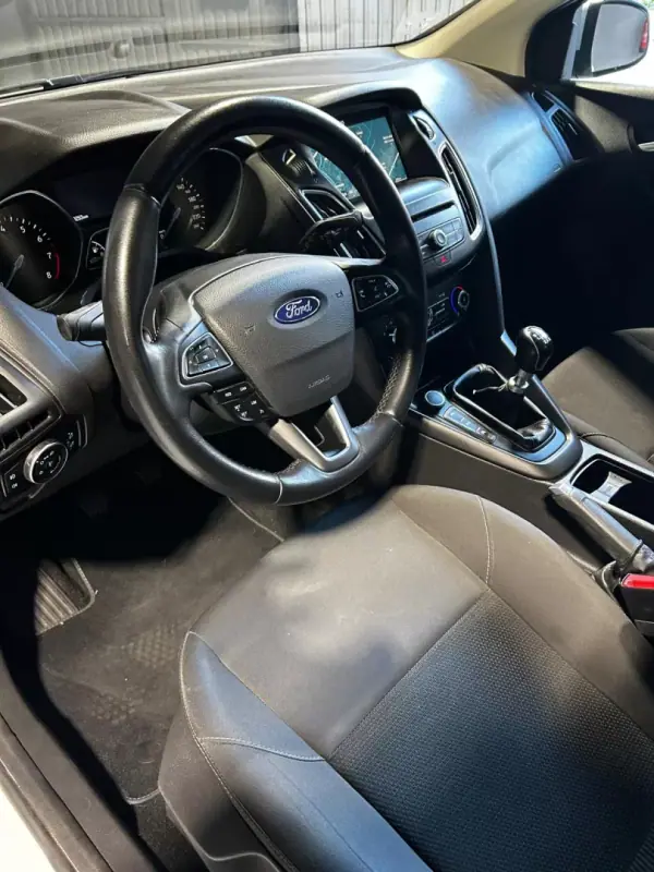 Ford Focus 2018 - 9900 EUR, 71250 km - AUTO.MOTO.pt - 71250km - foto 23 de 27