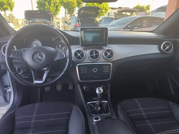 Mercedes-Benz CLA 180 2015 - 15750 EUR, 144250 km - AUTO.MOTO.pt - 144250km - foto 8 de 14