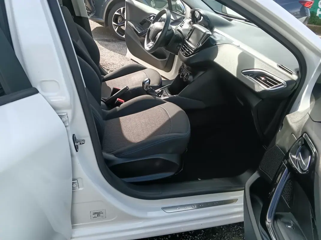 Peugeot 208 2019 - 10900 EUR, 127907 km - AUTO.MOTO.pt - 127907km - foto 7 de 17