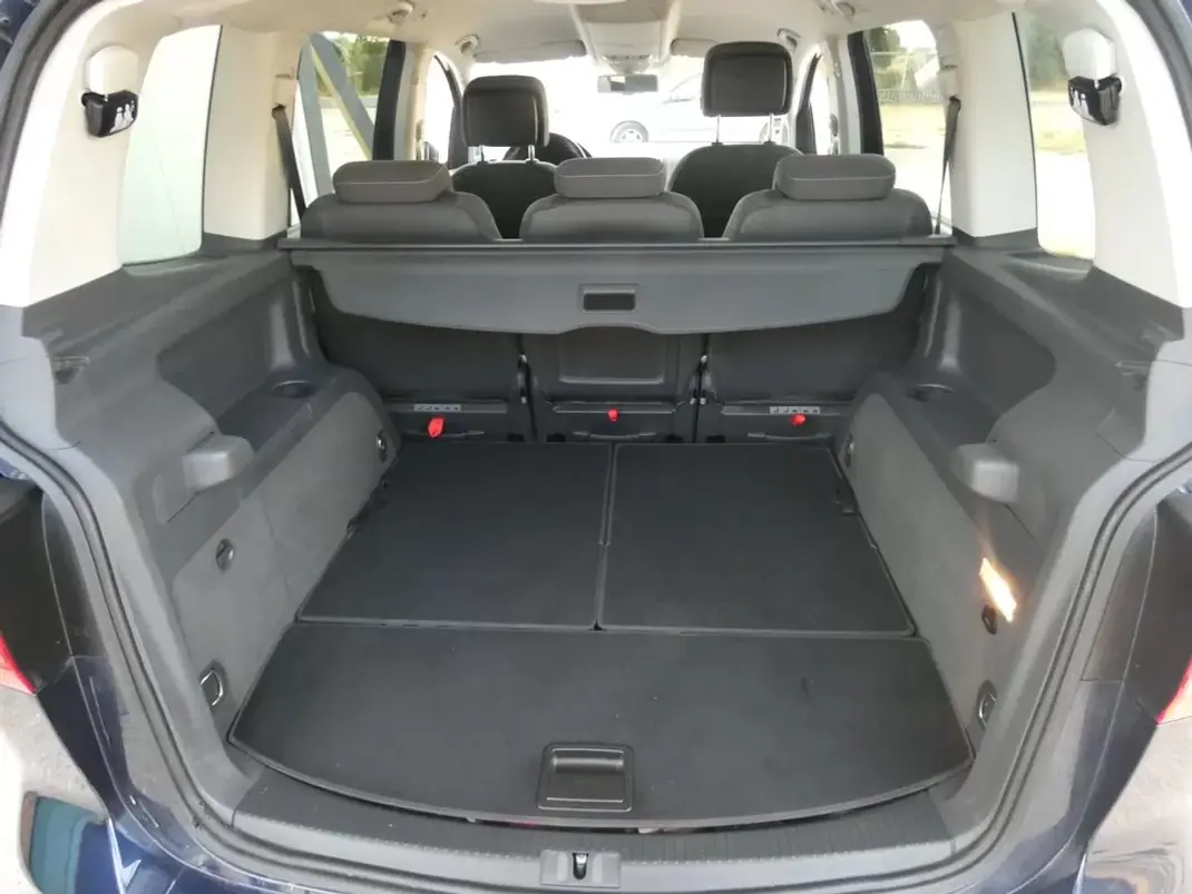 Volkswagen Touran 2012 - 16999 EUR, 182000 km - AUTO.MOTO.pt - 182000km - foto 9 de 28