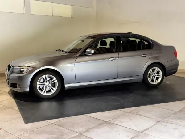 BMW 318 2009 - 10900 EUR, 110942 km - AUTO.MOTO.pt - 110942km - foto 4 de 25
