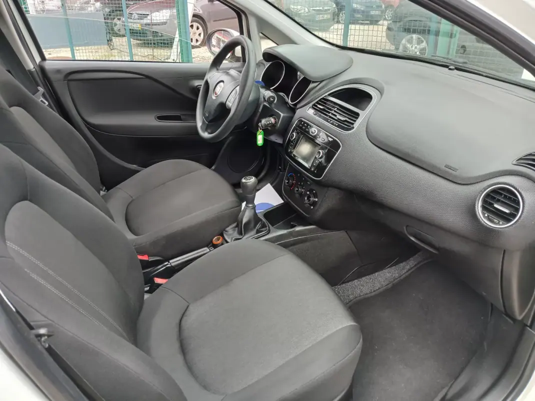 Fiat Punto 2016 - 7150 EUR, 156334 km - AUTO.MOTO.pt - 156334km - foto 22 de 24