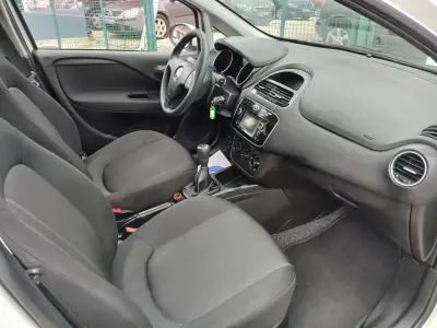 Fiat Punto 2016 - 7150 EUR, 156334 km - AUTO.MOTO.pt - 156334km - foto 22 de 24