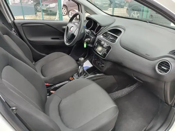 Fiat Punto 2016 - 6850 EUR, 156334 km - AUTO.MOTO.pt - 156334km - foto 22 de 24