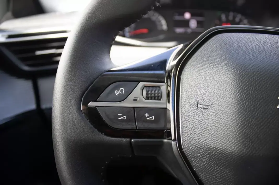 Peugeot 208 2023 - 16999 EUR, 96737 km - AUTO.MOTO.pt - 96737km - foto 26 de 34