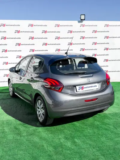 Peugeot 208 2017 — photo 6 of 21