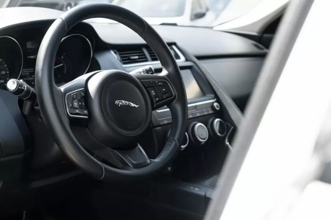 Jaguar E-Pace 2018 - 23900 EUR, 128980 km - 128980km - foto 19 de 29