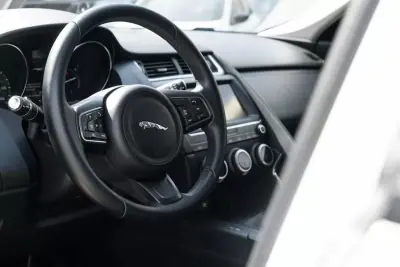 Jaguar E-Pace 2018 - 22900 EUR, 128980 km - AUTO.MOTO.pt - 128980km - foto 19 de 29