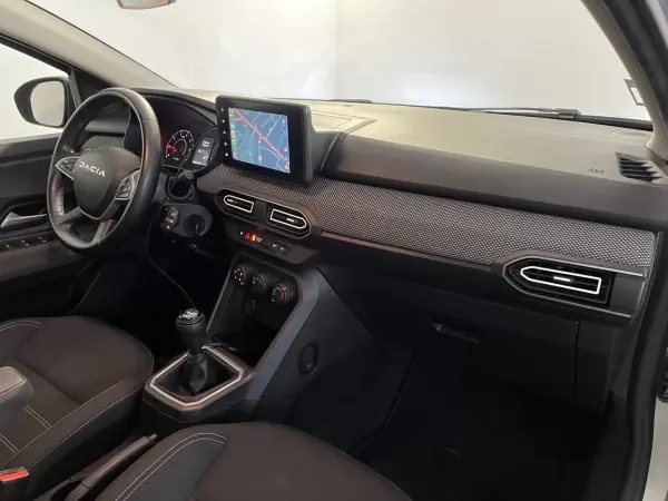 Dacia Jogger 2023 - 16450 EUR, 81000 km - AUTO.MOTO.pt - 81000km - foto 16 de 31