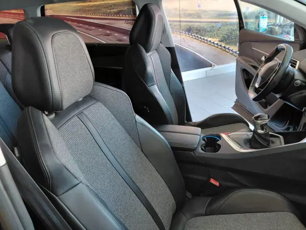 Peugeot 5008 2019 - 12900 EUR, 128000 km - AUTO.MOTO.pt - 128000km - foto 18 de 21