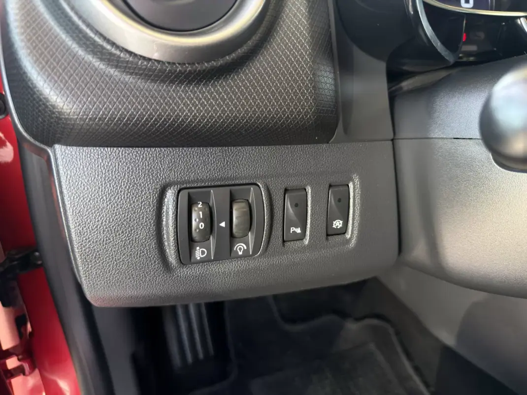 Renault Clio 2018 - 9990 EUR, 156000 km - AUTO.MOTO.pt - 156000km - foto 12 de 18