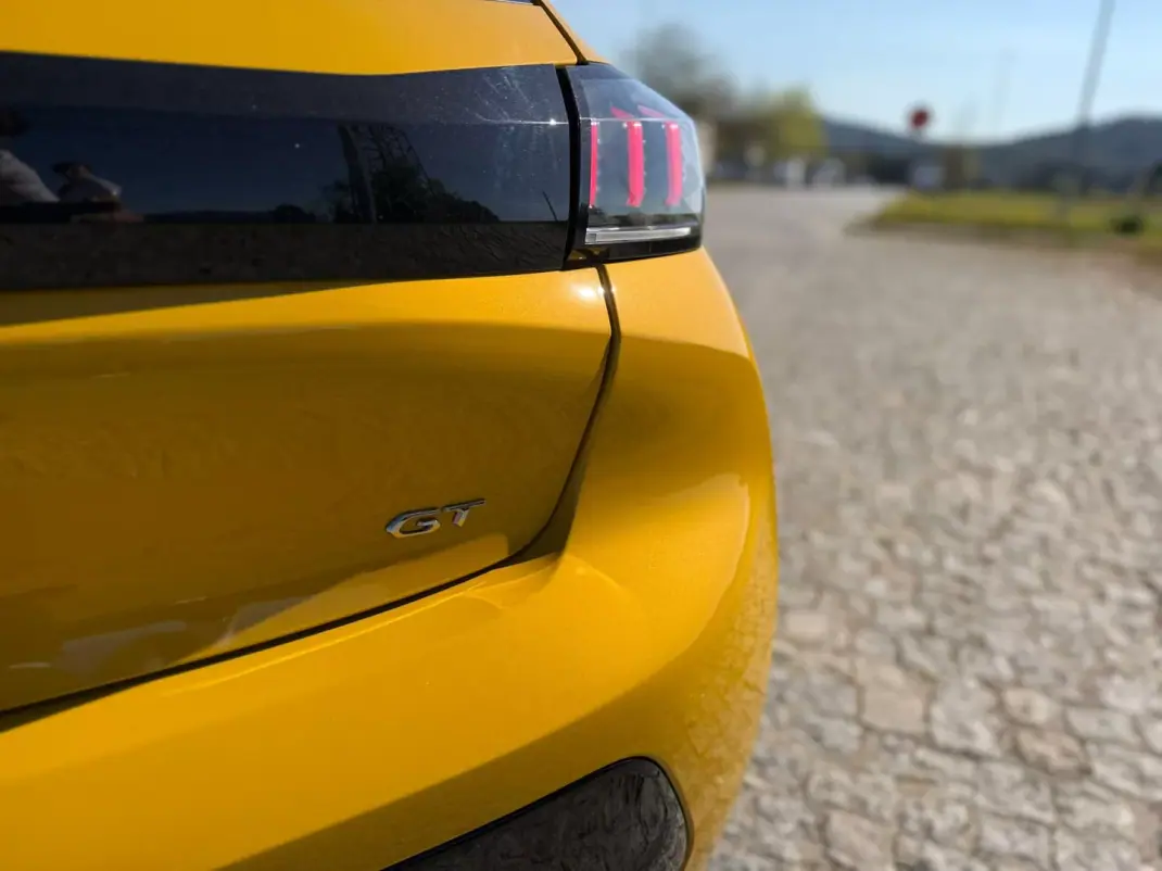 Peugeot 208 2022 - 16900 EUR, 69600 km - AUTO.MOTO.pt - 69600km - foto 11 de 21