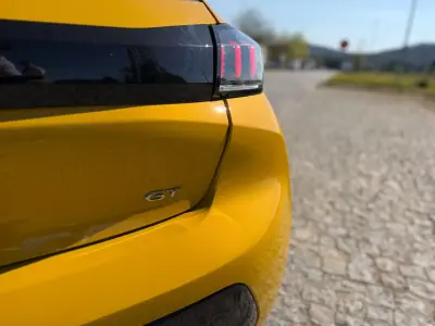 Peugeot 208 2022 - 16900 EUR, 69600 km - AUTO.MOTO.pt - 69600km - foto 11 de 21