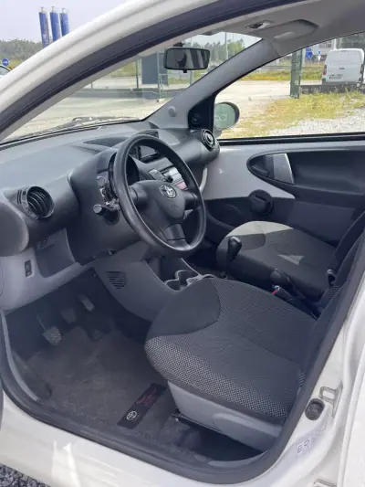 Toyota Aygo 2011 - 7000 EUR, 114200 km - AUTO.MOTO.pt - 114200km - foto 8 de 16