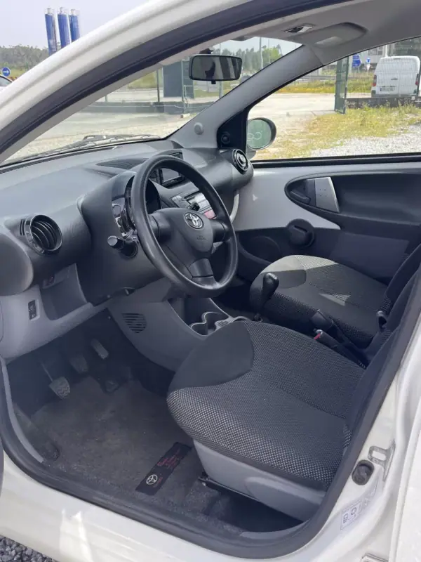 Toyota Aygo 2011 - 7000 EUR, 114200 km - AUTO.MOTO.pt - 114200km - foto 8 de 16