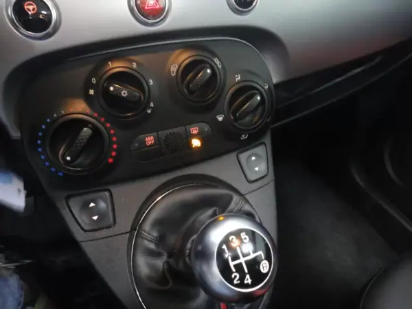 Fiat 500C 2015 - 9990 EUR, 77000 km - AUTO.MOTO.pt - 77000km - foto 12 de 16