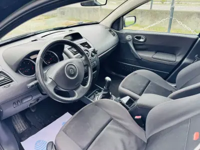Renault Mégane 2007 - 4750 EUR, 249000 km - AUTO.MOTO.pt - 249000km - foto 8 de 13