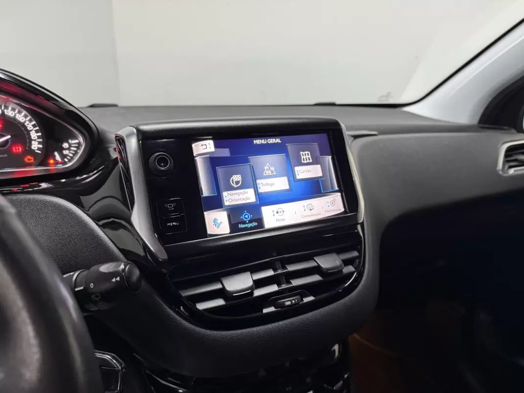 Peugeot 208 2012 - 6500 EUR, 236500 km - AUTO.MOTO.pt - 236500km - foto 18 de 21