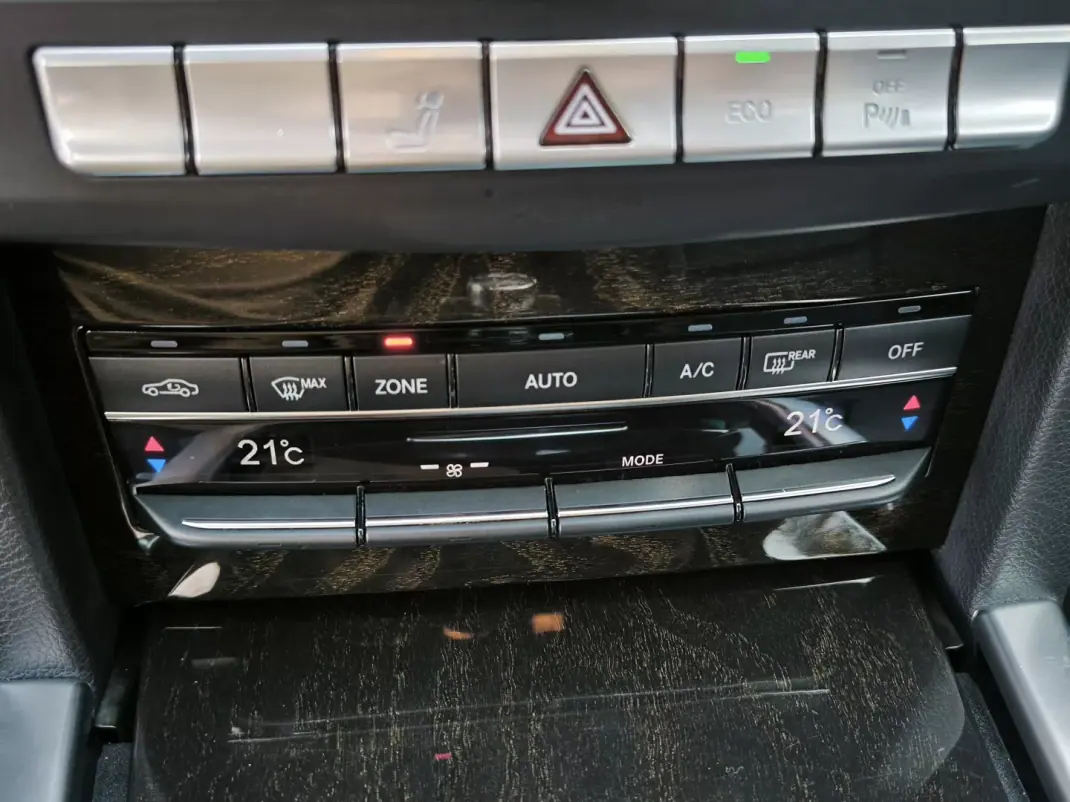 Mercedes-Benz E 250 2013 - 12950 EUR, 369000 km - AUTO.MOTO.pt - 369000km - foto 30 de 41