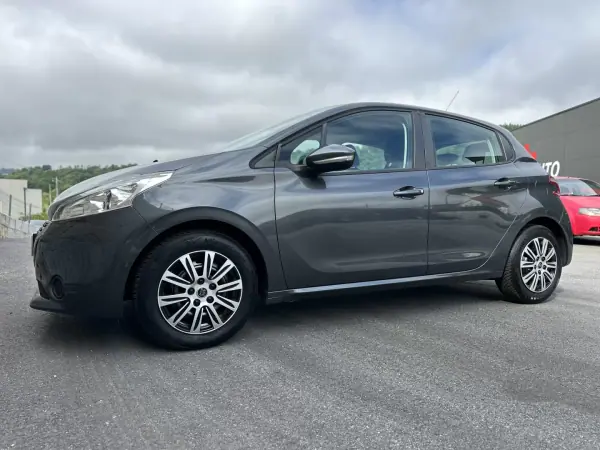 Peugeot 208 2015 - 7990 EUR, 73000 km - AUTO.MOTO.pt - 73000km - foto 17 de 51