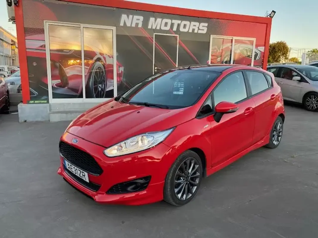 Ford Fiesta 2017 - 9990 EUR, 98500 km - AUTO.MOTO.pt - 98500km - foto 1 de 17