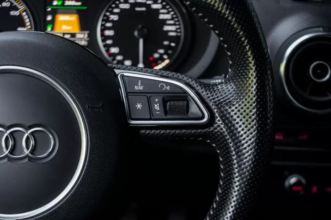 Audi A3 Sportback 2015 - 13490 EUR, 252393 km - AUTO.MOTO.pt - 252393km - foto 12 de 34