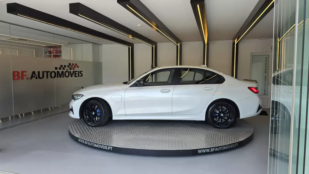 BMW 330 2019 - 22900 EUR, 111028 km - AUTO.MOTO.pt - 111028km - foto 14 de 54