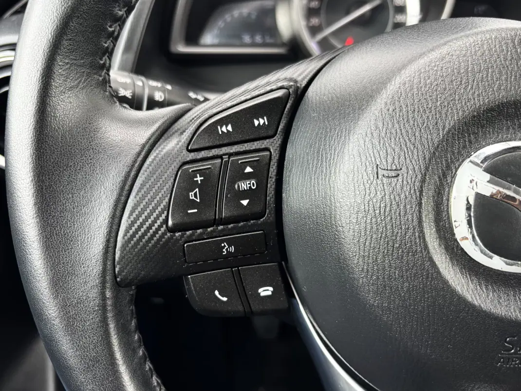 Mazda 2 2015 - 11500 EUR, 75000 km - AUTO.MOTO.pt - 75000km - foto 20 de 33