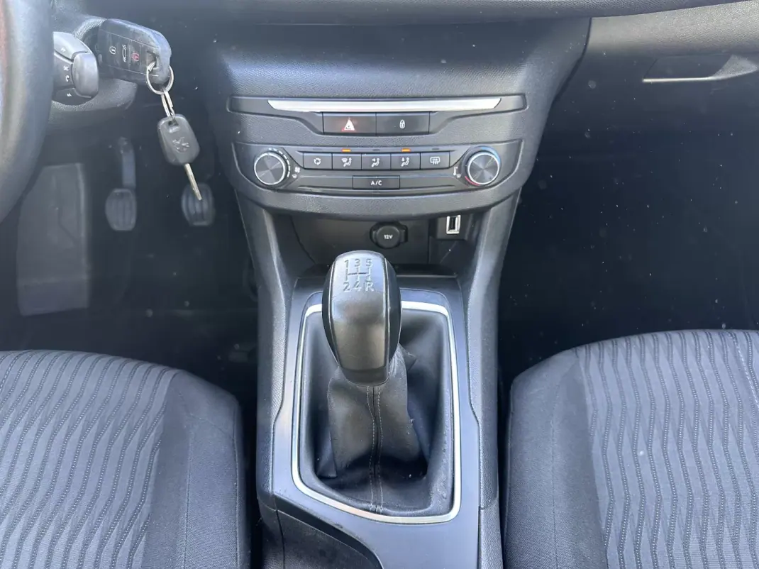 Peugeot 308 2018 - 12500 EUR, 280000 km - AUTO.MOTO.pt - 280000km - foto 35 de 41