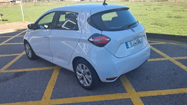 Renault Zoe 2020 - 12700 EUR, 78500 km - AUTO.MOTO.pt - 78500km - foto 5 de 13
