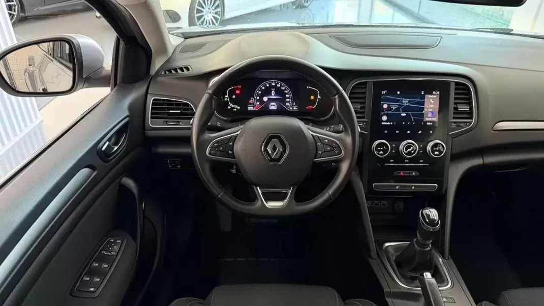 Renault Mégane Sport Tourer 2020 - 13990 EUR, 137993 km - AUTO.MOTO.pt - 137993km - foto 23 de 32